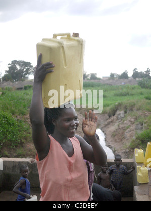 L'Ouganda à partir de la collecte de l'eau pompée à la main, et Gulu. PHOTO par Sean Sprague Banque D'Images