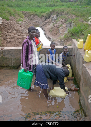 L'Ouganda à partir de la collecte de l'eau pompée à la main, et Gulu. PHOTO par Sean Sprague Banque D'Images