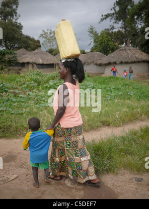 L'Ouganda à partir de la collecte de l'eau pompée à la main, et Gulu. PHOTO par Sean Sprague Banque D'Images