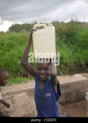 L'Ouganda à partir de la collecte de l'eau pompée à la main, et Gulu. PHOTO par Sean Sprague Banque D'Images