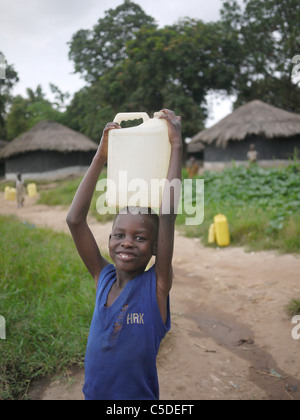 L'Ouganda à partir de la collecte de l'eau pompée à la main, et Gulu. PHOTO par Sean Sprague Banque D'Images