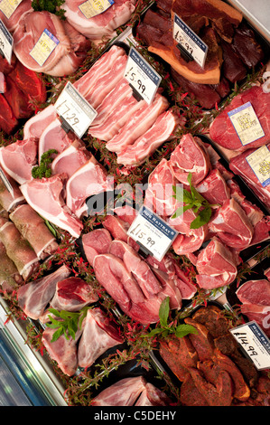 Différentes coupes et les articulations des viandes frais locaux en vente à Rob Rattray's petite boucherie, Aberystwyth, Pays de Galles au Royaume-Uni. Banque D'Images