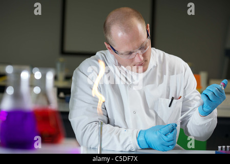 Mercredi 6 juillet 2011 Technicien de laboratoire à l'aide d'une pipette à l'Université Métropolitaine de Leeds Bio des laboratoires de chimie. Banque D'Images