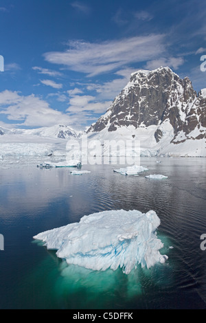 Les icebergs dans le Canal Lemaire, Péninsule Antarctique Banque D'Images