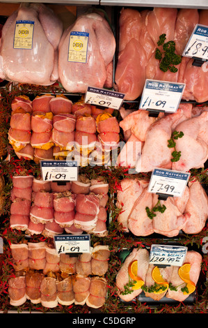 Différentes coupes et les articulations de poulet frais locaux en vente à Rob Rattray's petite boucherie, Aberystwyth, Pays de Galles au Royaume-Uni. Banque D'Images