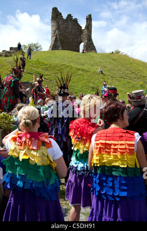 Morris Dancers, détail et personnes, effectuant à Tutbury Castle Week-end du Derbyshire, Royaume-Uni Danse Banque D'Images