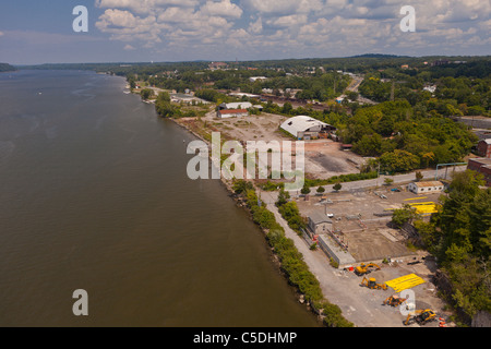 POUGHKEEPSIE, NEW YORK, USA - vue aérienne des friches industrielles, des terrains industriels abandonnés près de la rivière Hudson. Banque D'Images