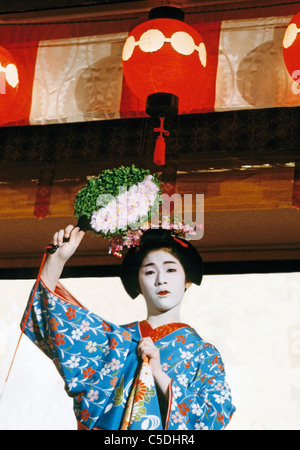 Maiko (apprenti geisha) au théâtre de Gion Corner à Kyoto Banque D'Images