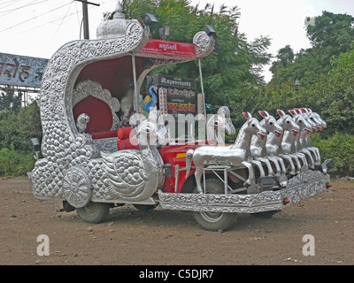 La Horsecar pour homeward procession de la mariée et du marié depuis le lieu du mariage, de l'Inde Banque D'Images