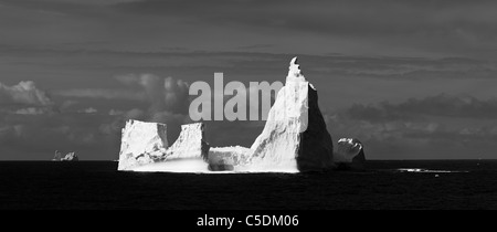 Les châteaux de glace de l'Antarctique.gros icebergs sont fendues au large de la plate-forme de glace chaque année à la dérive dans les courants de l'Océan Austral Banque D'Images