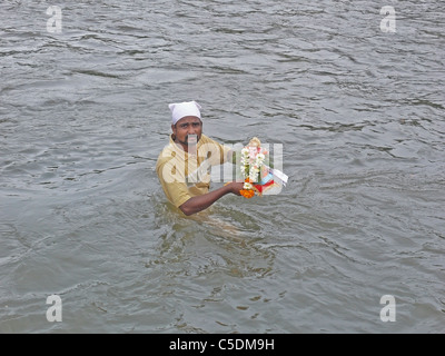 Man holding statue de Ganesh ganpati Festival Elephant Head Seigneur immersion, Pune, Maharashtra, Inde Banque D'Images