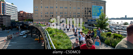 Les gens se promener sur la ligne haute, à 1 km du parc de la ville de New York construit sur une section de l'ancien chemin de fer élevé. Banque D'Images