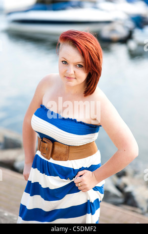 15 Un jeune de 16 ans adolescente. portant une robe rayée bleu et blanc UK Banque D'Images