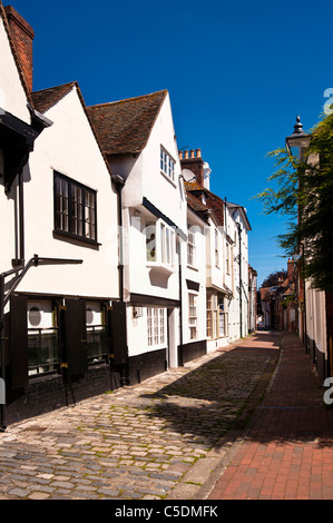 FAVERSHAM, KENT, Royaume-Uni - 26 JUIN 2011 : vue sur la pittoresque Middle Row pavée Banque D'Images