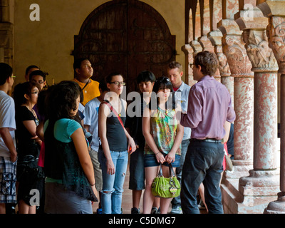 Un docent prend un groupe en voyage organisé à travers la cité médiévale à la française Cuxa Cloître Cloisters Museum de New York. Banque D'Images