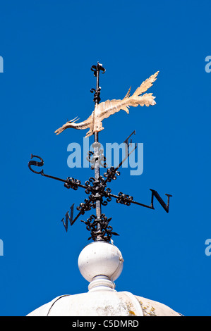 FAVERSHAM, KENT, Royaume-Uni - 26 JUIN 2011 : girouette sous forme de dragon d'or sur la Tour du Guildhall Banque D'Images