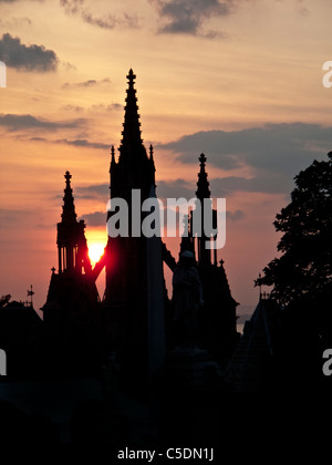 Coucher de soleil sur la renaissance gothique portes de Vert-bois Cemetery de Brooklyn, New York. Banque D'Images