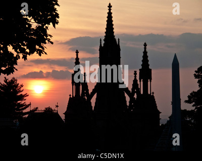 Coucher de soleil sur la renaissance gothique portes de Vert-bois Cemetery de Brooklyn, New York. Banque D'Images