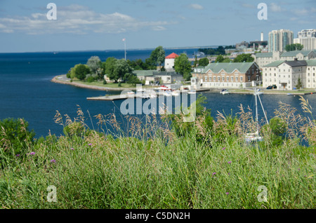 L'Ontario, Canada, à Kingston. Avis du Collège militaire royal (CMR) aka & Fort Frederick à travers la baie Navy et du lac Ontario. Banque D'Images