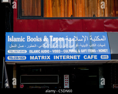 Un Anglais/Arabe signer dans la 'Petite Beyrouth' de Bay Ridge à Brooklyn, New York prend en charge une clientèle immigrante. Banque D'Images