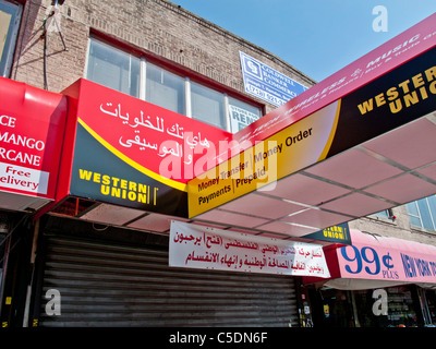 Un Anglais/Arabe signer dans la 'Petite Beyrouth' de Bay Ridge à Brooklyn, New York prend en charge une clientèle immigrante. Banque D'Images