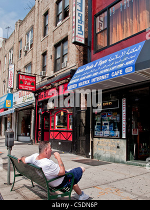 Un Anglais/Arabe signer dans la 'Petite Beyrouth' de Bay Ridge à Brooklyn, New York, est à côté d'une taverne irlandaise. Banque D'Images