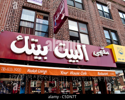 Un Anglais/Arabe signer dans la 'Petite Beyrouth' de Bay Ridge à Brooklyn, New York pour beaucoup d'immigrants du Moyen-Orient. Banque D'Images