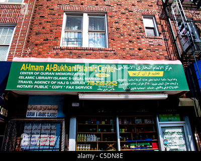 Un Anglais/Arabe signer dans la 'Petite Beyrouth' de Bay Ridge à Brooklyn, New York pour beaucoup d'immigrants du Moyen-Orient. Banque D'Images