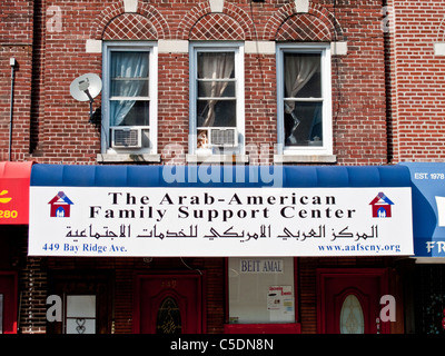 Un Anglais/Arabe signer dans la 'Petite Beyrouth' de Bay Ridge à Brooklyn, New York pour beaucoup d'immigrants du Moyen-Orient. Banque D'Images