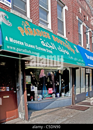 Un Anglais/Arabe signer dans la 'Petite Beyrouth' de Bay Ridge à Brooklyn, New York pour beaucoup d'immigrants du Moyen-Orient. Banque D'Images