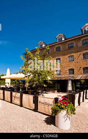 FAVERSHAM, KENT, Royaume-Uni - 26 JUIN 2011 : vue extérieure du restaurant Posillipo sur le Quayside Banque D'Images