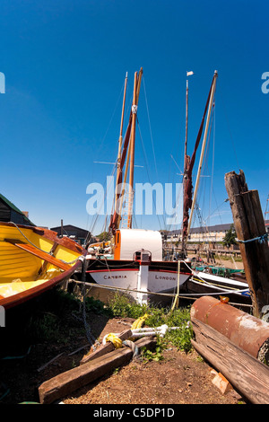 FAVERSHAM, KENT, Royaume-Uni - 26 JUIN 2011 : vue de Stern de la Barge à voile de la Tamise 'Cambria' en cours de restauration sur le quai de Faversham Creek Banque D'Images