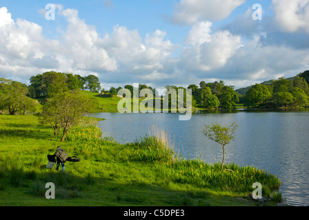 Quelques pêcheurs passé Loughrigg Tarn, Parc National de Lake District, Cumbria, Angleterre, Royaume-Uni Banque D'Images