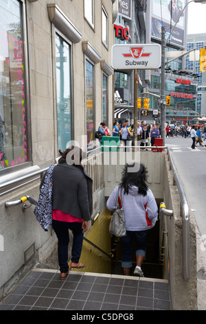 Les femmes entrant dans la station de métro Yonge Dundas Square toronto ontario canada Banque D'Images