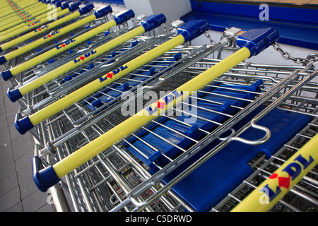 Chariots de supermarché Lidl Banque D'Images