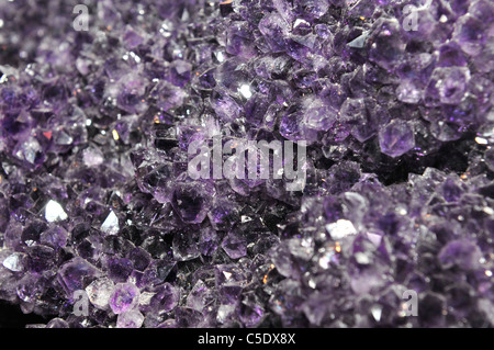 Variété de quartz violet améthyste souvent utilisé en joaillerie. Banque D'Images