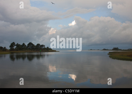 L'approche des orages sur un matin d'été près de l'Apalachicola, Florida Banque D'Images