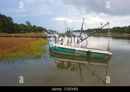 Bateau de pêche au ralenti près de l'entrée d'Apalachicola, Florida Banque D'Images