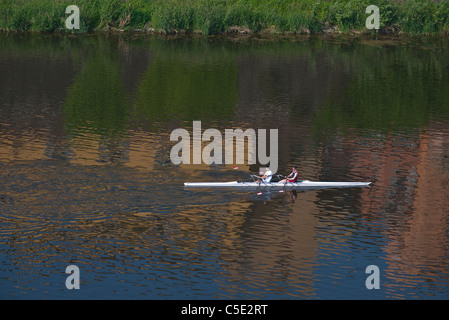 Deux athlètes rowing leur godille sur l'Arno à Florence, Italie au début de la lumière du matin. Banque D'Images