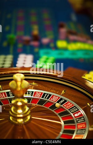 Libre d'une roue de roulette en bois, avec des jetons de pari derrière Banque D'Images