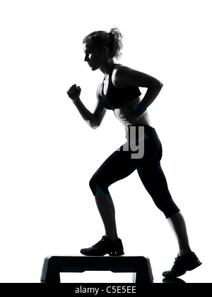 Une femme l'exercice de remise en forme d'exercice aérobique sur la posture studio isolé sur fond blanc Banque D'Images