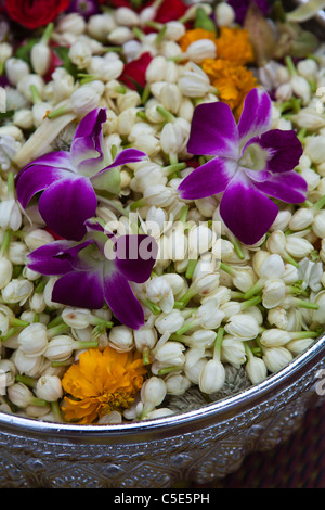 Pour marquer le début de Carême, de nombreux temples bouddhistes offres organiser fleurs pour moines en Thaïlande. Banque D'Images