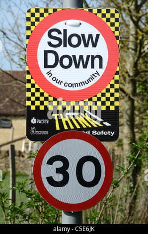 Signe de la limite de vitesse, 30 trente limite de vitesse, Ralentissement dans notre communauté, les signes de sécurité routière Banque D'Images