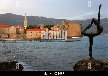 Vieille ville de Budva et la statue fille Danzing, Monténégro, Crna Gora Banque D'Images