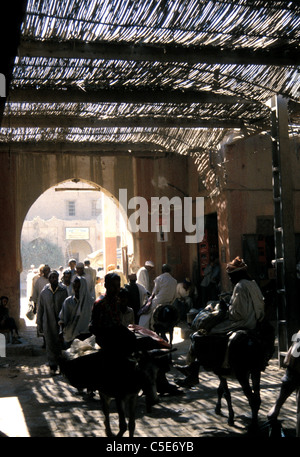 À l'intérieur d'un souk traditionnel ombragé avec des branches de palmier à dattier à Rissani, au sud du Maroc Banque D'Images