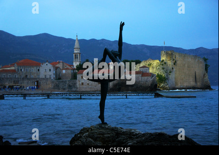 Vieille ville de Budva et la statue fille Danzing, Monténégro, Crna Gora Banque D'Images