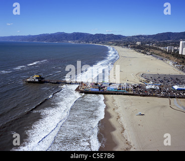 VUE AÉRIENNE.Construit en 1909, l'embarcadère de Santa Monica est un site de loisirs pour les touristes comme pour les habitants de la région.Los Angeles County, Californie, États-Unis. Banque D'Images