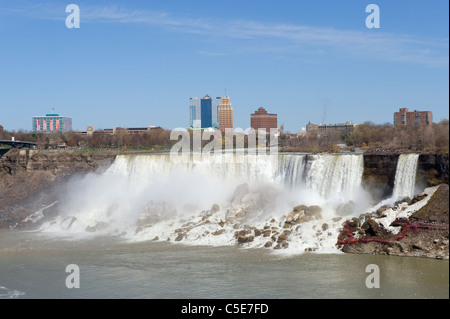 L'American Niagara Falls et Bridal Veil Falls dans l'État de New York comme vu du côté canadien Banque D'Images