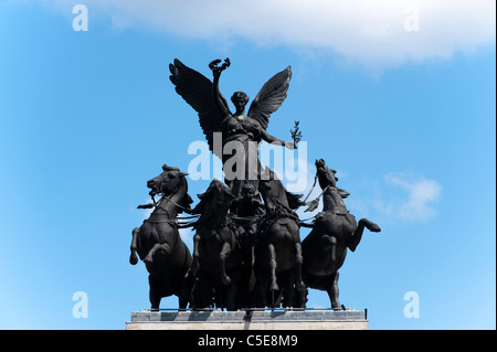 Sculpture en bronze d'un quadrige au sommet du Wellington Arch, London, UK Banque D'Images