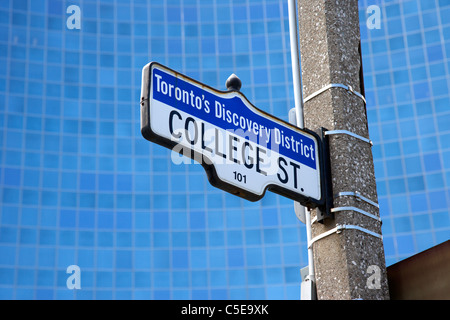 Toronto's discovery district college street signe devant le bâtiment de l'Ontario Power Generation Ontario Power Generation Toronto ontario canada Banque D'Images